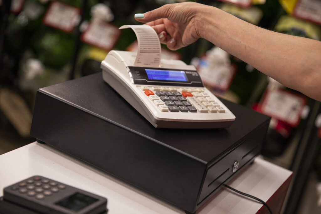 Видача чи внесення готівки через РРО/ПРРО